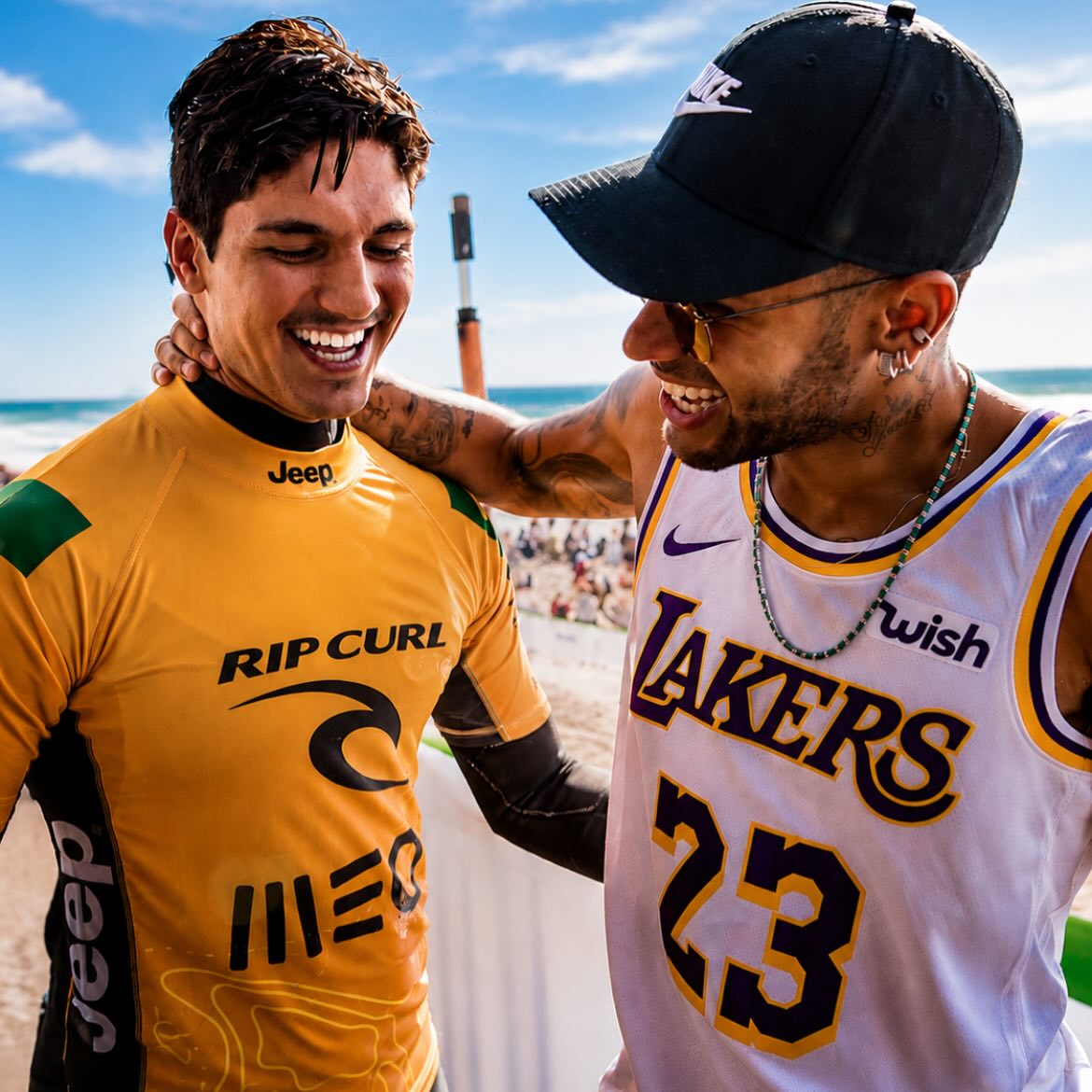 Enquanto o mundo respira Copa do Mundo, Saquarema respira WSL. 🏄‍♀️ ⚽️ 

Dois dos maiores espetáculos esportivos do planeta acontecendo ao mesmo tempo. Um país. Uma paixão. Uma energia única.

Brasil, o palco do esporte mundial. 🇧🇷💛

#WSL #Saquarema #CopaDoMundo2026 #Surf #Futebo
