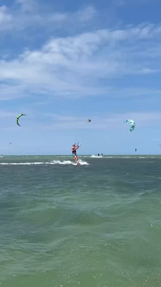 Vento, água e a cara de quem tá vivendo o momento. 🌊🪁 @pedrolepesqueur aproveitando a Kite Trip como manda o figurino. 

5 dias pra vivermos tudo isso de novo!!